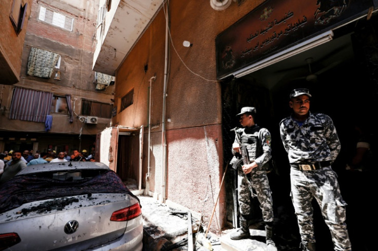 Polisi Mesir menjaga lokasi kebakaran di mana lebih dari 40 orang tewas