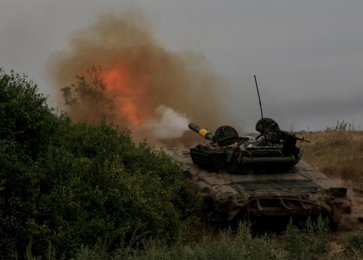 Prajurit Ukraina menembak ke arah pasukan Rusia dengan tank di posisi di wilayah Donetsk