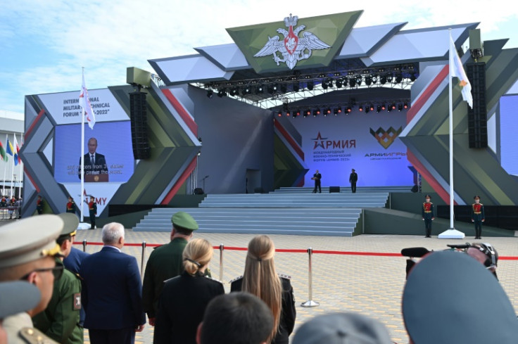 Russian President Vladimir Putin (С) vaunts Russian weapons to foreign partners at the opening of a military forum