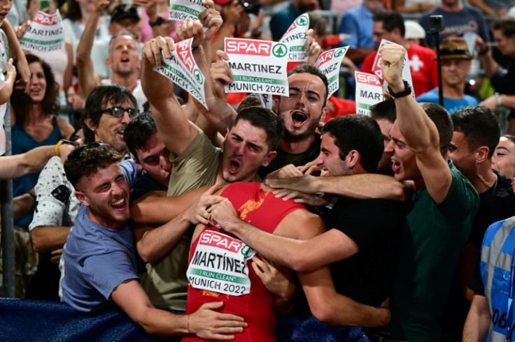 Spain's Asier Martinez (C)