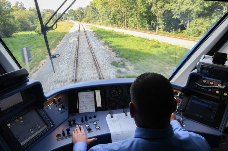Kereta awalnya akan menggunakan hidrogen yang berasal dari bahan bakar fosil, namun harapannya adalah hidrogen yang dibuat menggunakan energi terbarukan akan tersedia