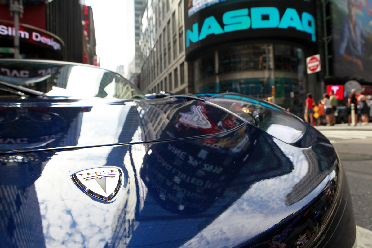 https://d.ibtimes.com/en/full/3808316/tesla-roadster-parked-new-yorks-times-square-following-tesla-motors-incs-initial-public.jpg