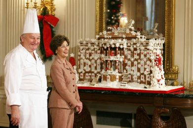 Roland Mesnier avec la Première dame Laura Bush le 30 novembre 2006 à Washington