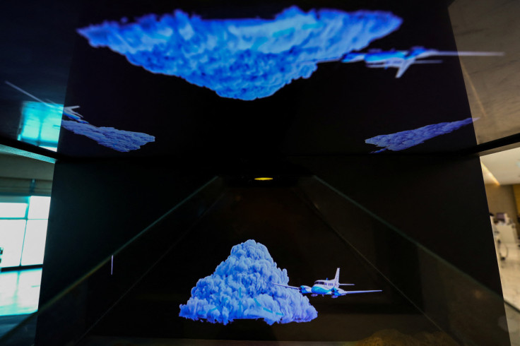 Hologram penjelasan dari proses penyemaian awan terlihat di dalam ruang kontrol di Pusat Meteorologi Nasional di Abu Dhabi