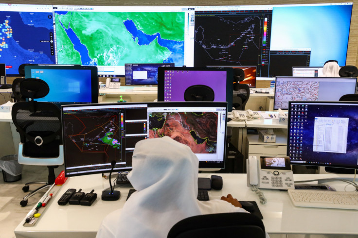 Tampak dalam ruang kontrol di Pusat Meteorologi Nasional di Abu Dhabi
