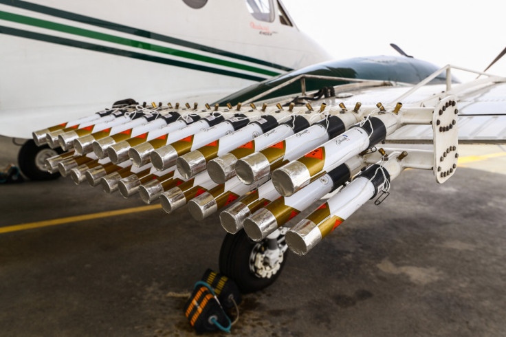 Suar higroskopis dipasang pada pesawat menjelang penerbangan penyemaian awan di Uni Emirat Arab