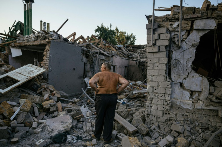 Oleksandr Shulga melihat rumahnya yang hancur setelah serangan rudal di Mykolaiv pada 29 Agustus 2022