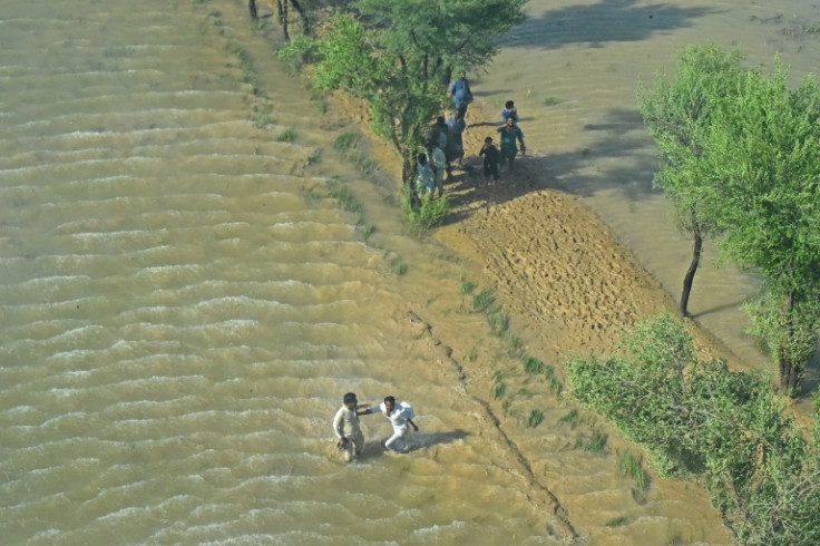 Sebagian besar wilayah selatan dan barat Pakistan telah dilanda banjir -- area seluas Inggris -- dengan lebih dari 33 juta orang terkena dampaknya