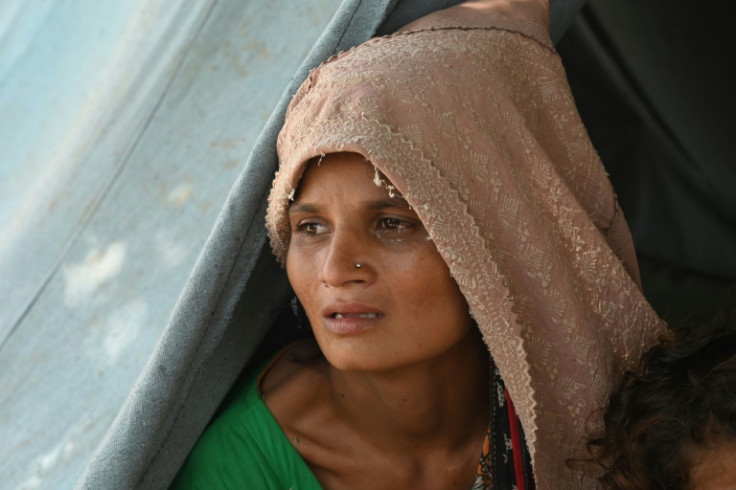 Saira Bibi, seorang wanita hamil yang terkena dampak banjir, sudah memiliki empat anak perempuan, namun mendapat tekanan dari suami dan keluarganya untuk melahirkan seorang anak laki-laki