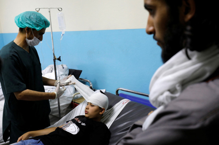 Seorang anak laki-laki yang terluka dirawat di dalam sebuah rumah sakit di Kabul