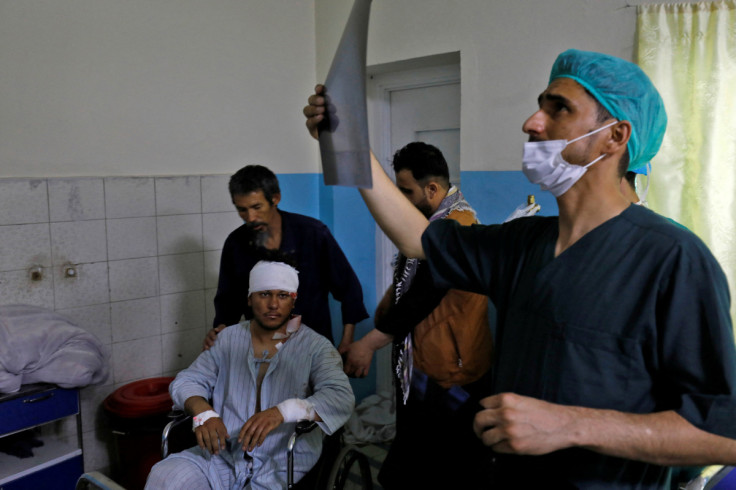 Seorang petugas medis memeriksa film sinar-X dari seorang pria yang terluka di dalam sebuah rumah sakit di Kabul