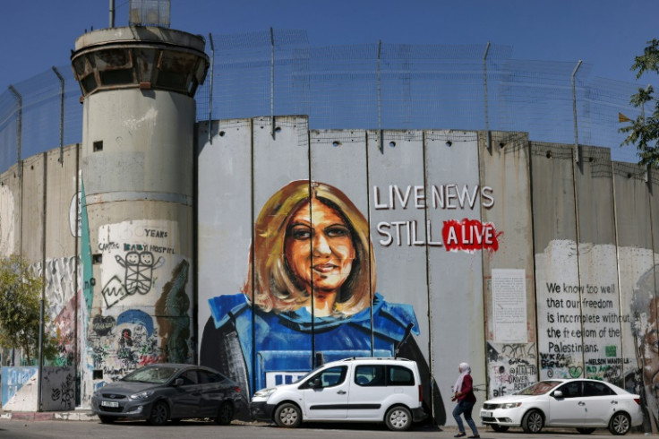 Sebuah mural yang menggambarkan jurnalis Al Jazeera yang terbunuh Shireen Abu Akleh, yang terbunuh saat meliput serangan tentara Israel di Jenin pada bulan Mei, telah dilukis di tembok pemisah Israel di Bethlehem di Tepi Barat yang diduduki