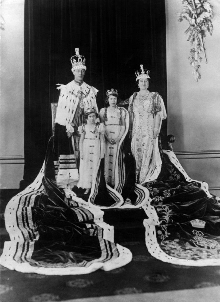 Sebagai putri berusia 11 tahun, Elizabeth menghadiri penobatan ayahnya sebagai raja George VI