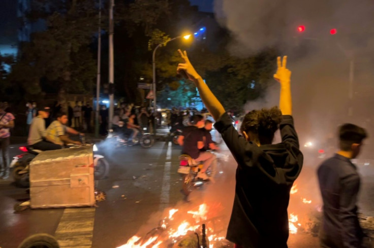 Gambar yang diperoleh AFP di luar Iran menunjukkan seorang demonstran di Teheran pada 19 September 2022