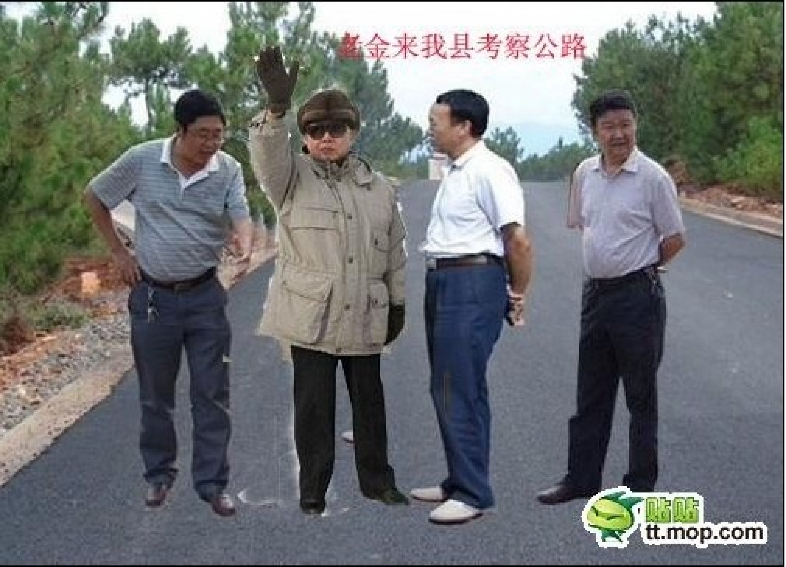 he 3 Chinese government officials are with the North Korean leader, Kim Jong Il.