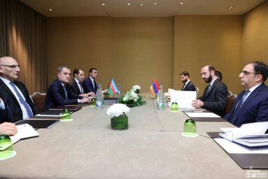 Armenian foreign minister Ararat Mirzoyan (2R) and Azerbaijan's foreign minister Jeyhun Bayramov (2L) meet in Geneva on October 2, 2022