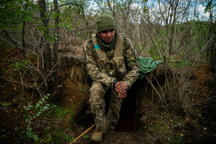 Prajurit Ukraina Viktor, 35, berdiri di posisi di sepanjang garis depan di wilayah Mykolaiv