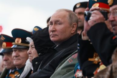 Le président russe Vladimir Poutine assiste au défilé militaire du 9 mai 2022, sur la Place Rouge à Moscou