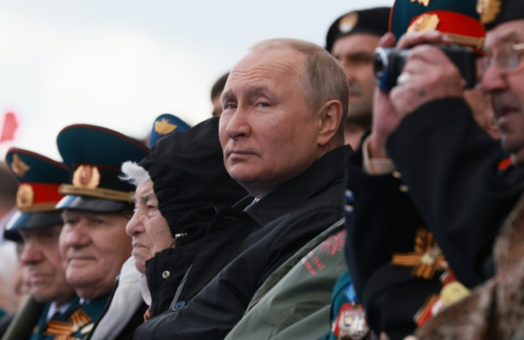 Le président russe Vladimir Poutine assiste au défilé militaire du 9 mai 2022, sur la Place Rouge à Moscou