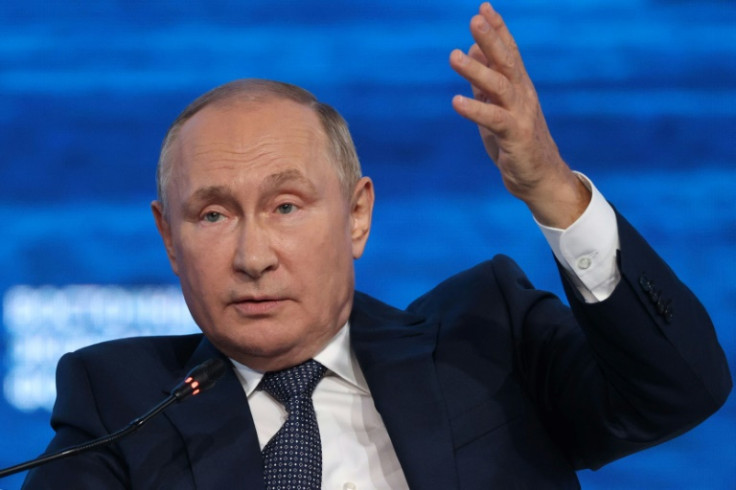 Presiden Vladimir Putin mengumumkan pada pertengahan September situasi ekonomi di Rusia "normalisasi" dan yang lebih buruk telah berakhir dari serangkaian sanksi ekonomi
