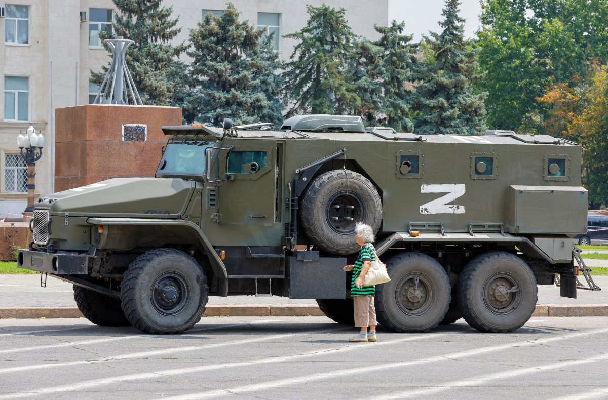 Russian Army Leaves Medic Bleeding In The Battlefield, Ukrainian ...