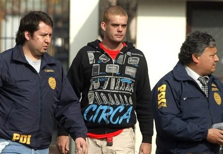 Chilean police walk with Joran Van der Sloot near Santiago