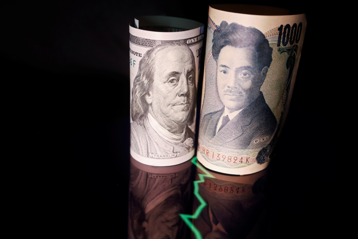 Yen Choppy After BOJ Stays Dovish, Dollar Edges Lower