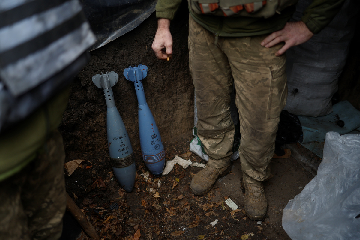 Ukrainian Mortar Crew Wrestles With Ammo Shortage, Dud Shells | IBTimes