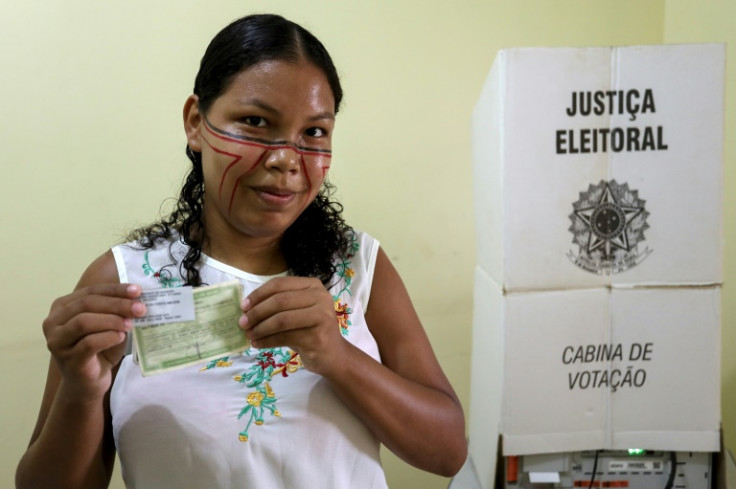 Maciele da Costa Amorim, de l'ethnie indigène Sateré-Mawé, vote à Vila do Ariau, dans l'État d'Amazonas, au Brésil, le 30 octobre 2022