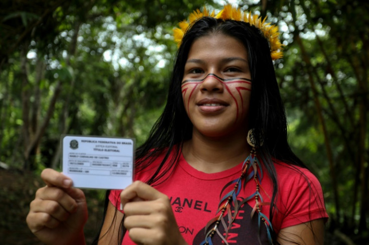 Naiely Carvalho de Castro, 16 ans, membre de l'ethnie Sateré-Mawé, avant son vote dans l'Etat d'Amazonas, au Brésil, le 30 octobre 2022