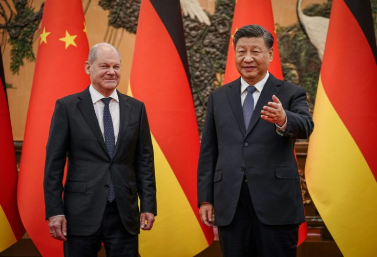 Chinese President Xi Jinping welcomes German Chancelor Olaf Scholz at the Grand Hall in Beijing on November 4, 2022