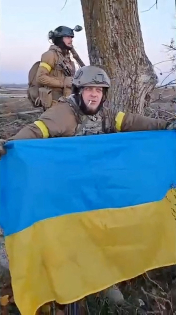 Ukrainian soldiers from the 28th brigade advance towards Kherson