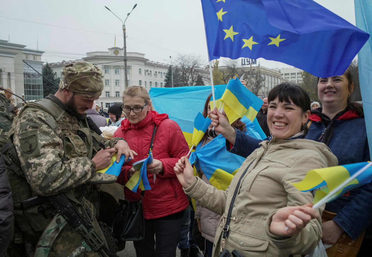 Ukraine Troops Greeted With Flowers In Kherson After Russian Retreat ...