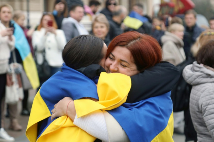 Warga Ukraina mengungkapkan rasa lega yang luar biasa setelah berakhirnya pendudukan selama delapan bulan di kota selatan Kherson oleh pasukan Rusia.