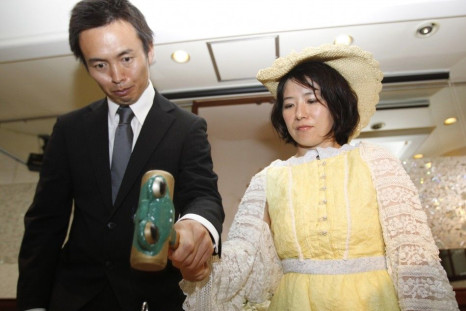 Japanese couple hit  wedding ring with hammer:end marriage after Tsunami