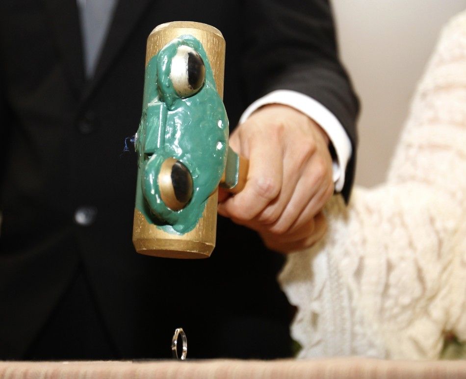 Japanese couple hit  wedding ring with hammerend marriage after Tsunami