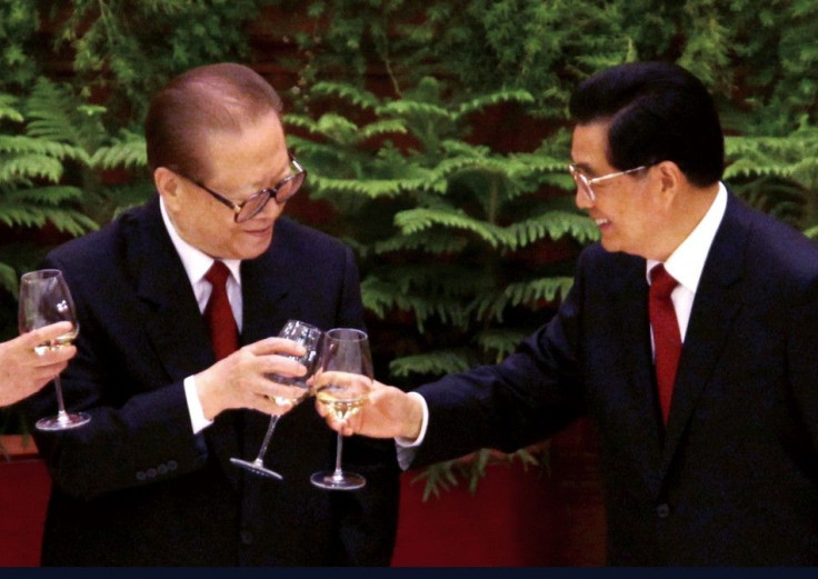 Chinese President Hu Jintao (R) and former president Jiang Zemin toast during a banquet marking the 60th anniversary of the founding of the People&#039;s Republic of China at the Great Hall of the People in Beijing September 30, 2009