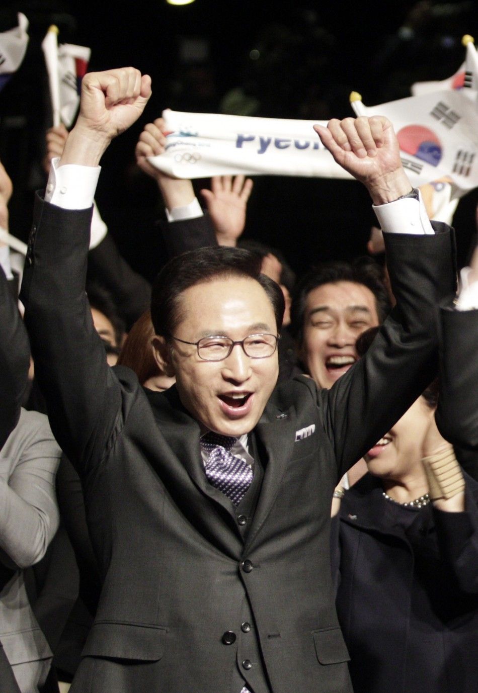 South Korea039s President Lee Myung-bak C and members of the Pyeongchang 2018 bid committee