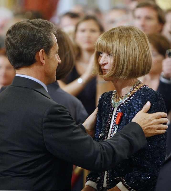 President Nicolas Sarkozy L presents the Medal to Anna Wintour