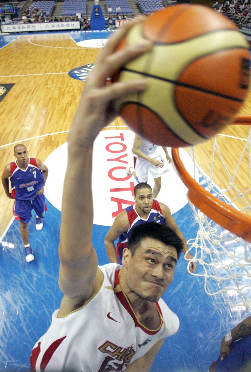 Chinas Yao slam dunks during their first round defeat to Puerto Rico during world basketball championships in Sapporo
