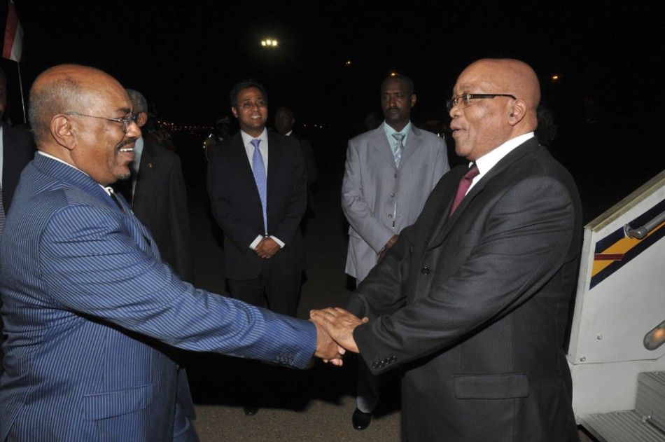 Sudans President Omar Hassan al-Bashir L welcomes South Africas President Jacob Zuma