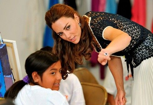 Britains Catherine, the Duchess of Cambridge, talks to children as she and Prince William tour the art room during a visit to the Inner-City Arts club in Los Angeles 