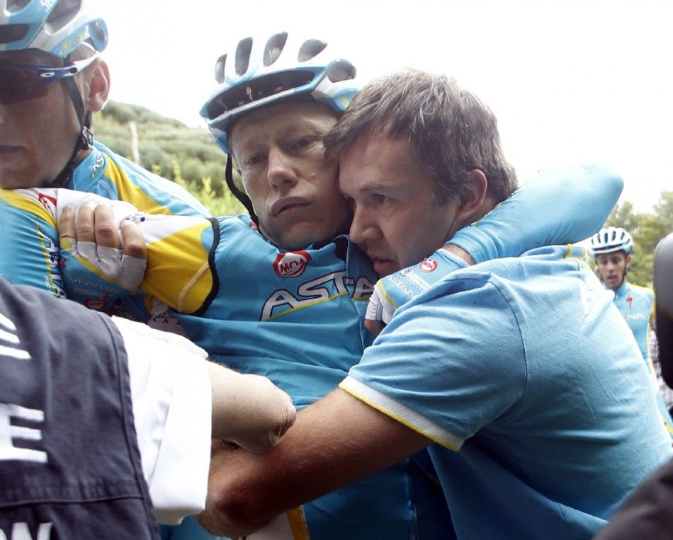 Astana rider Alexandre Vinokourov C of Kazakhstan is carried by teammates