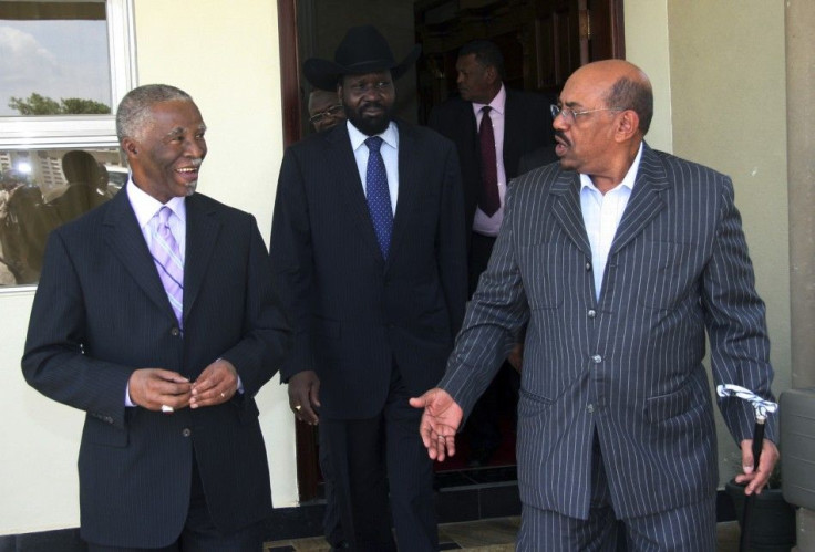 Sudan's President Omar al-Bashir (R) walks out with former South African President Thabo Mbeki and First Vice President of Sudan and President of the Government of Southern Sudan Salva Kiir Mayardit after a meeting, in Juba