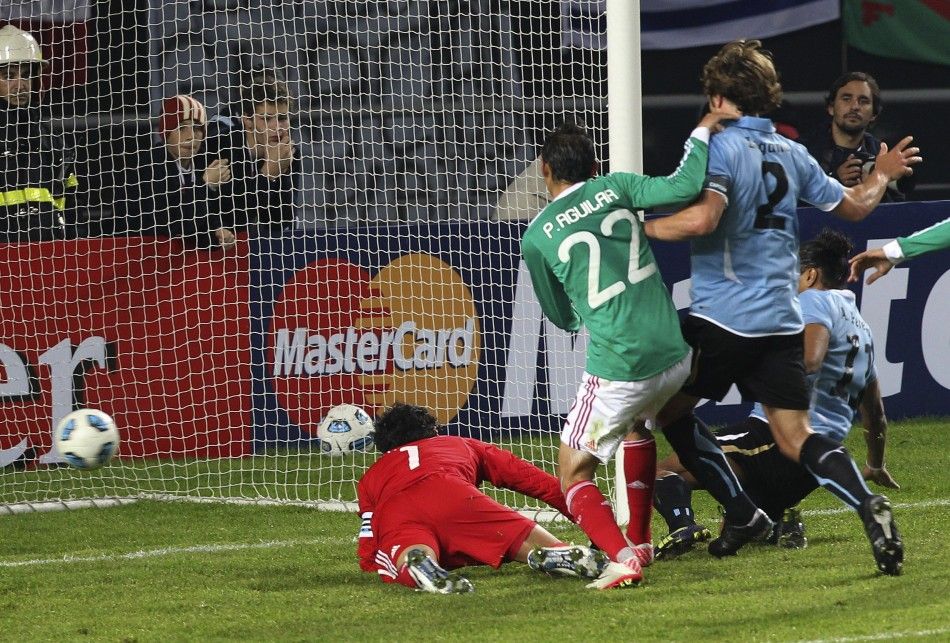 Uruguay edge Mexico to set up Copa clash with Argentina in the quarter-finals
