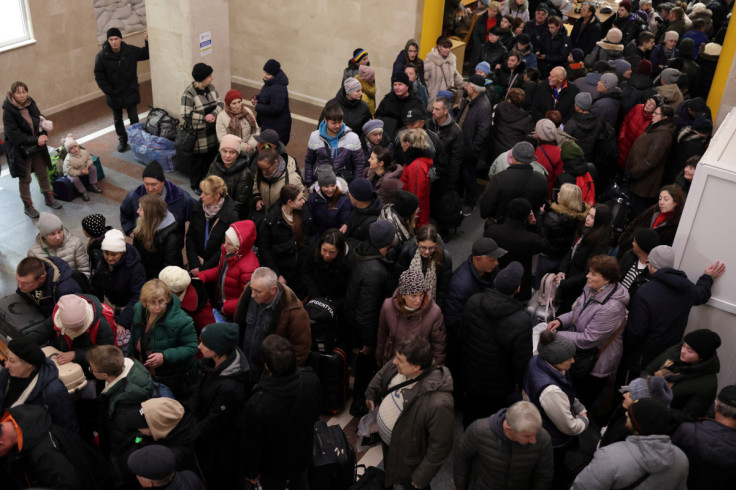 Kherson residents leave the city to Kyiv by train