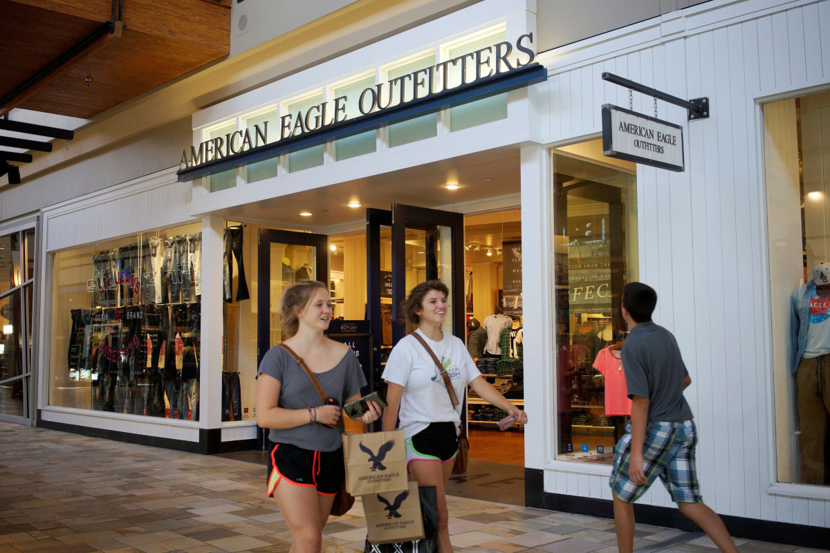 https://d.ibtimes.com/en/full/4388515/shoppers-leave-american-eagle-outfitters-store-broomfield.jpg