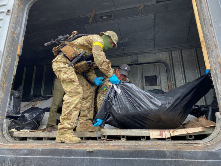 Ukrainian servicemen loading bodies of Russian soldiers