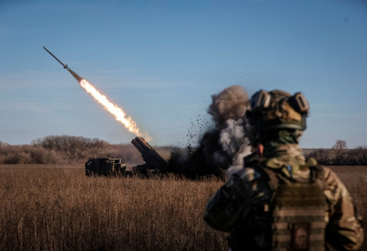 Prajurit Ukraina menembak dengan sistem peluncuran roket ganda Bureviy di sebuah posisi di wilayah Donetsk