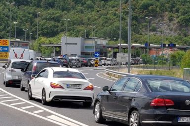 Cars queue at the Slovenia-Croatia border in Dragonja